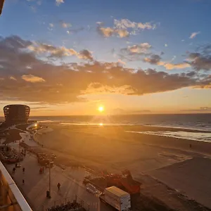https://appartement-aan-zeedijk-frontaal-zeezicht-op-toplocatie.ostend-hotel.net